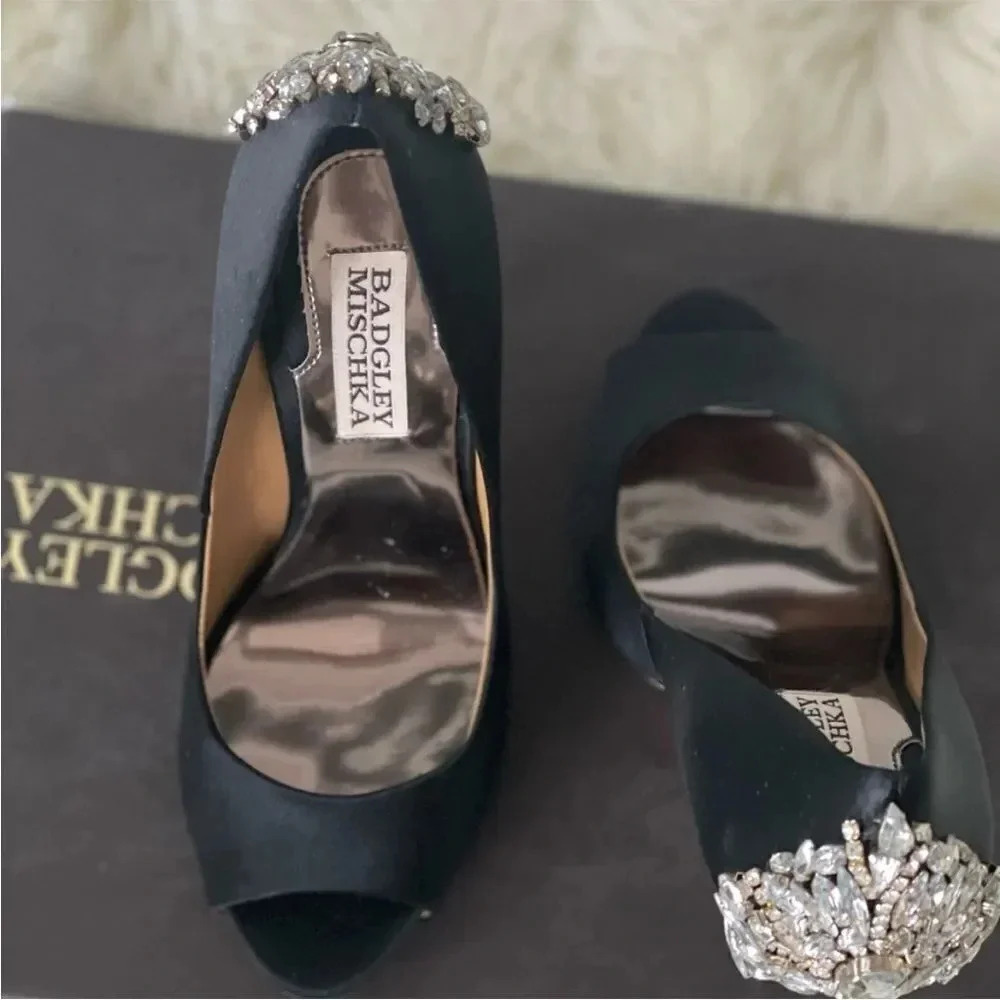 BADGLEY MISCHKA- WOMEN'S KIARA EMBELLISHED PEEP-TOE PUMP- BLACK…Size 5.5M - Picture 4 of 7
